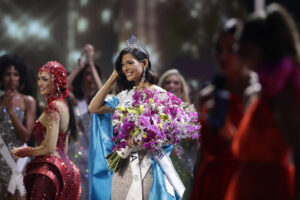 Fotografía de archivo, tomada el 18 de noviembre de 2023, de la entonces Miss Nicaragua, Sheynnis Palacios (c), luego de ser coronada como la Miss Universo de ese año, en San Salvador (El Salvador). EFE/Rodrigo Sura