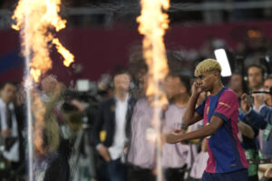Lamine Yamal, jugador del Barcelona, al final del encuentro de la jornada 37 de LaLiga entre FC Barcelona y Villarreal CF disputado en el Estadio Olímpico de Montjuic. EFE/ Enric Fontcuberta