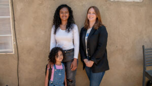 Fotografía cedida por Public Counsel donde aparece Deysi Vargas (i), su hija Sofía, que sufre del síndrome del intestino corto, y Rebecca Brown (d), abogada del Proyecto de Derechos de los Inmigrantes de Public Counsel. EFE/Public Counsel /SOLO USO EDITORIAL /NO VENTAS /SOLO DISPONIBLE PARA ILUSTRAR LA NOTICIA QUE ACOMPAÑA /CRÉDITO OBLIGATORIO