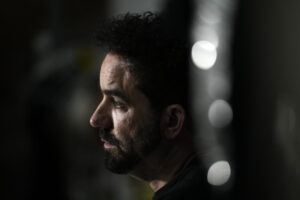 El diseñador Gustavo Adolfo Tarí durante la entrevista. EFE/Alejandro García