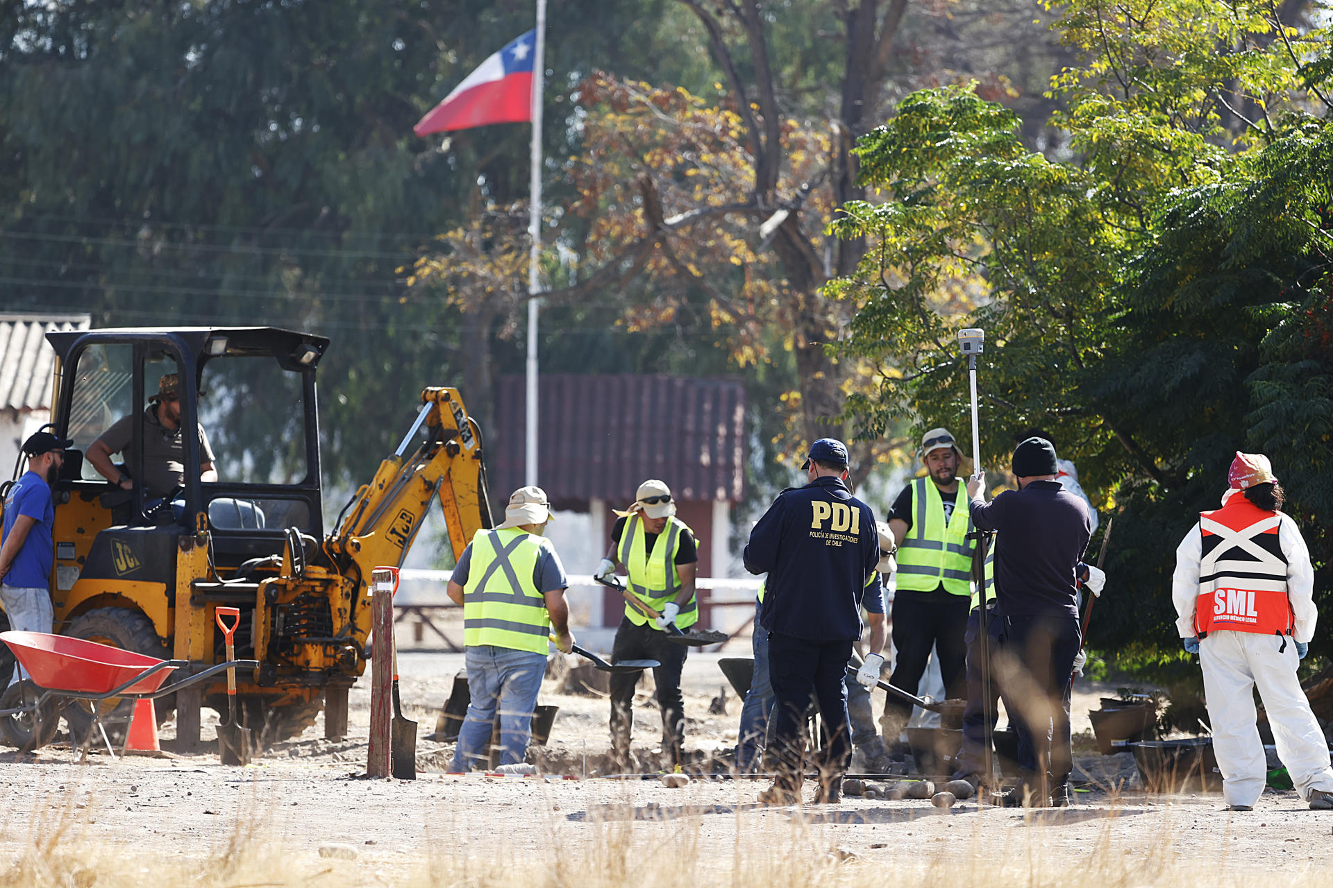 Peritos del Servicio Médico Legal (SML) participan en las diligencias forenses y excavaciones en busca de restos de detenidos desaparecidos durante la dictadura de Augusto Pinochet, este 5 de mayo de 2025 en el interior del cuartel militar de Cerro Chena, en Santiago (Chile). EFE/ Elvis González