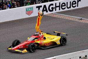 Fotografía cedida por IndyCar del piloto español Álex Palou celebrando tras ganar las 500 Millas de Indianápolis. EFE/Paul Hurley/IndyCar