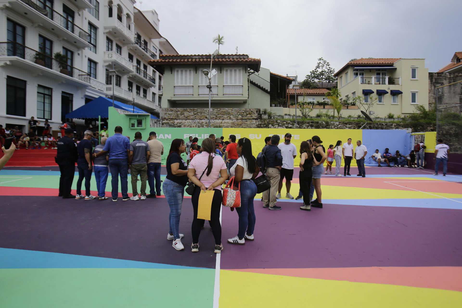 Personas asisten a la inauguración de una cancha este 23 de mayo de 2025, en Ciudad de Panamá (Panamá). EFE/ Carlos Lemos