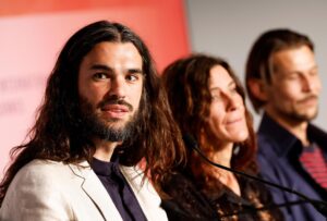 De izquierda a derecha, el director de cine Oliver Laxe, Stefania Gadda y Tonin Janvier, durante la presentación de la película 'Sirat' en la 78 edición del Festival de Cannes. EFE/EPA/SEBASTIEN NOGIER / POOL