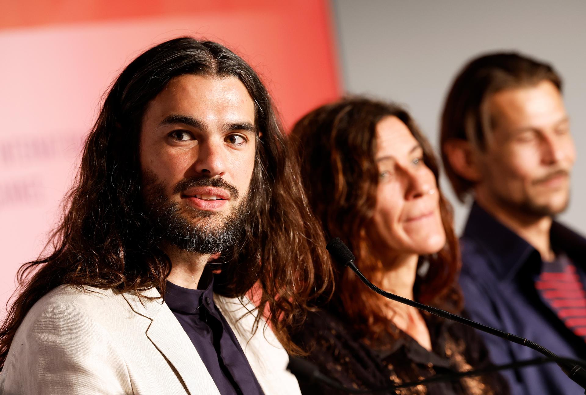 De izquierda a derecha, el director de cine Oliver Laxe, Stefania Gadda y Tonin Janvier, durante la presentación de la película 'Sirat' en la 78 edición del Festival de Cannes. EFE/EPA/SEBASTIEN NOGIER / POOL