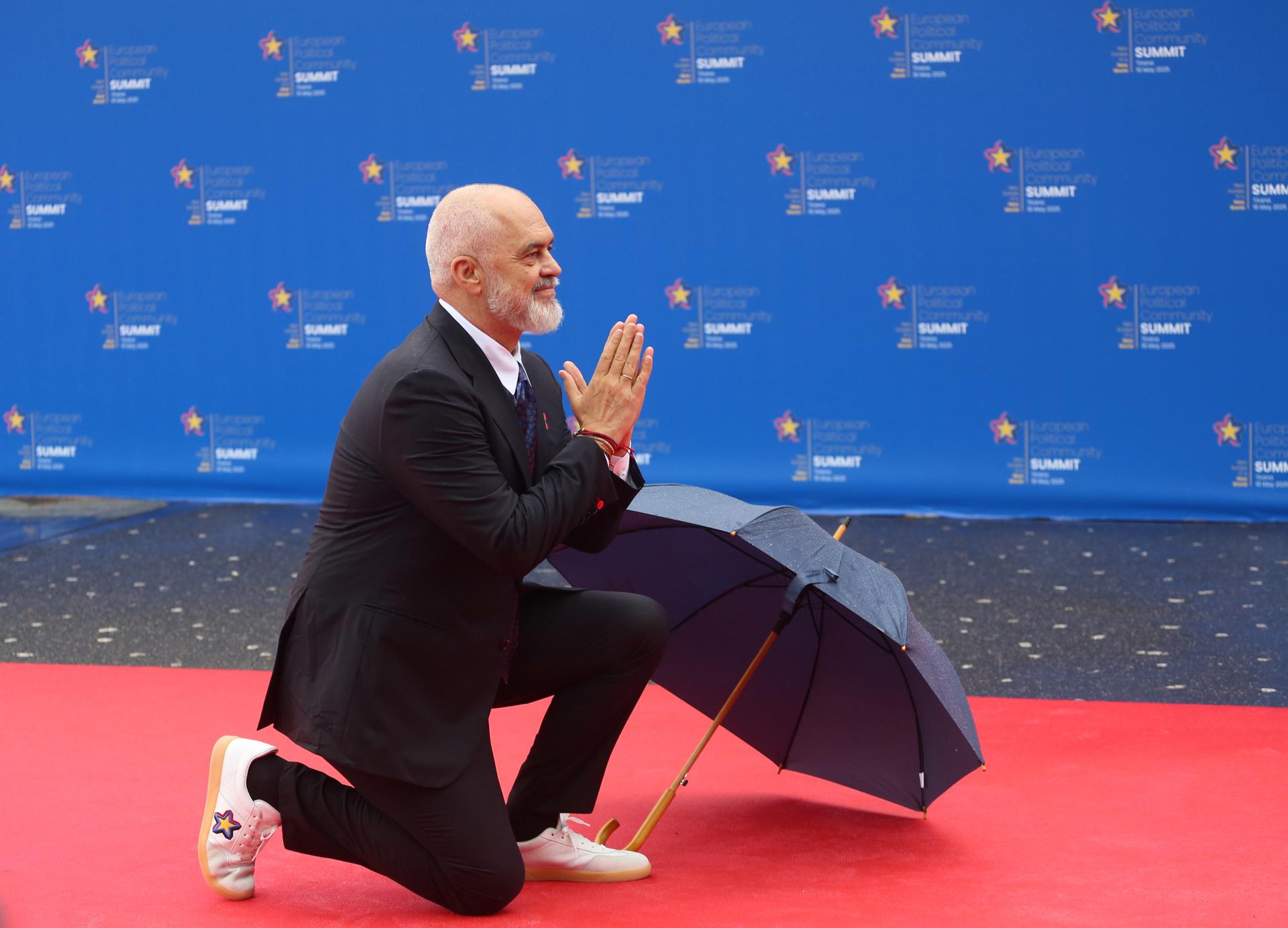 El primer ministro de Albania, Edi Rama, reacciona mientras da la bienvenida a los líderes que llegan a la 6ª Cumbre de la Comunidad Política Europea (CPE) en Tirana, Albania, el 16 de mayo de 2025. La reunión reúne a líderes de todo el continente bajo el tema 'Nueva Europa en un nuevo mundo: unidad - cooperación - acción conjunta'. EFE/EPA/MALTON DIBRA