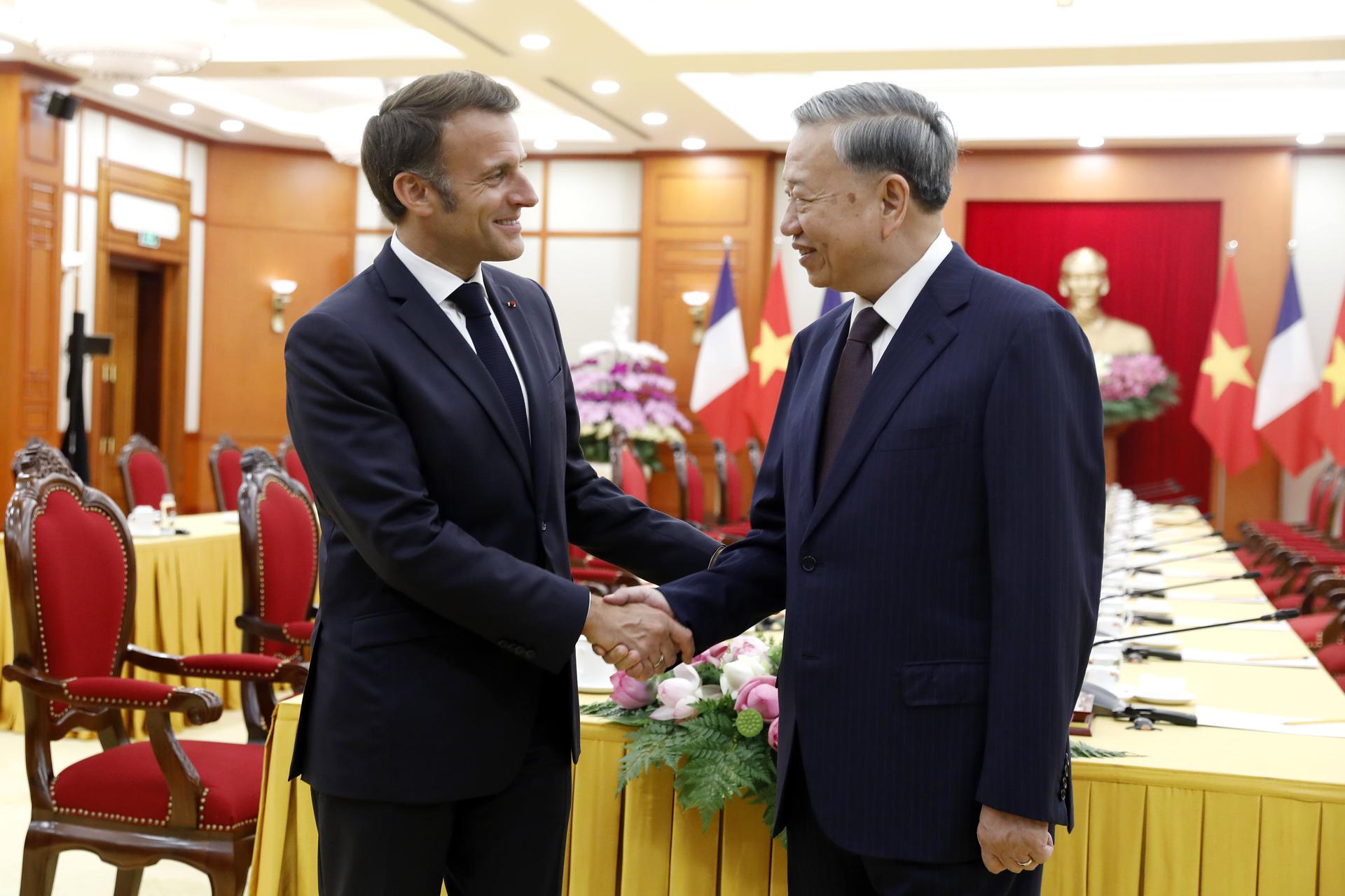 HANOI (Viet Nam), 26/05/2025.- Vietnamese General Secretary of the Communist Party To Lam (R) shakes hands with French President Emmanuel Macron (L) at the Office of the Party Central Committee in Hanoi, Vietnam, 26 May 2025. Macron is on a state visit to Vietnam from 25 to 27 May 2025. (Francia) EFE/EPA/LUONG THAI LINH / POOL
