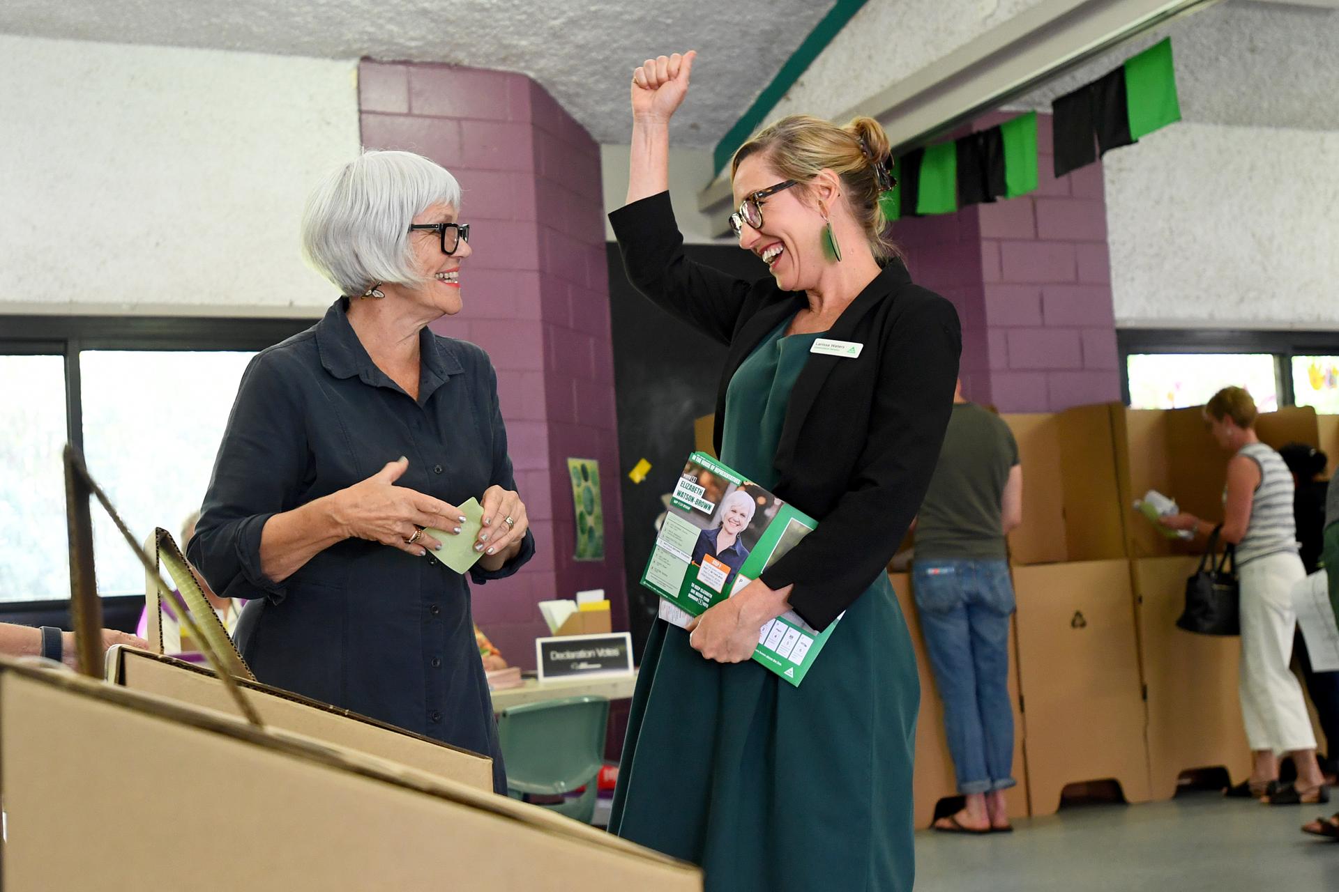 Fotografía de archivo que muestra a la nueva líder del Partido Verde de Australia, Larissa Waters (D), votando en la escuela estatal Payne Road (Brisbane, Australia), el 3 de mayo de 2025, durante las elecciones generales del país. EFE/EPA/JONO SEARLE AUSTRALIA AND NEW ZEALAND OUT