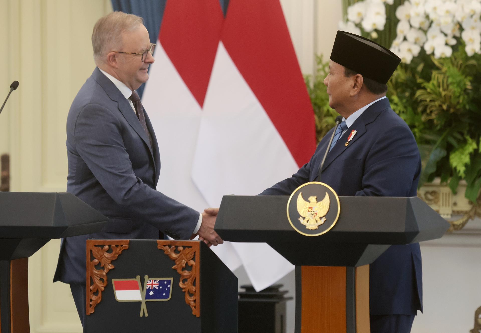 YAKARTA(Indonesia), 15/05/2025.- El primer ministro de Australia, Anthony Albanese (I), y el presidente de Indonesia, Prabowo Subianto (D), en una rueda de prensa conjunta tras una reunión en el Palacio Presidencial de Yakarta, Indonesia, el 15 de mayo de 2025, durante la visita de Albanese en el que supone su primer viaje internacional desde la reelección. EFE/EPA/ADI WEDA