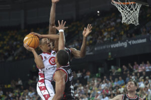 El base del Casademont Trae Bell-Haynes (i) entra a canasta ante el base del Bilbao Melwin Jan Pantzar (2i) durante el encuentro de la Liga Endesa entre Bilbao Basket y Casademont Zaragoza que se disputó en el Bilbao Arena. EFE/ Luis Tejido