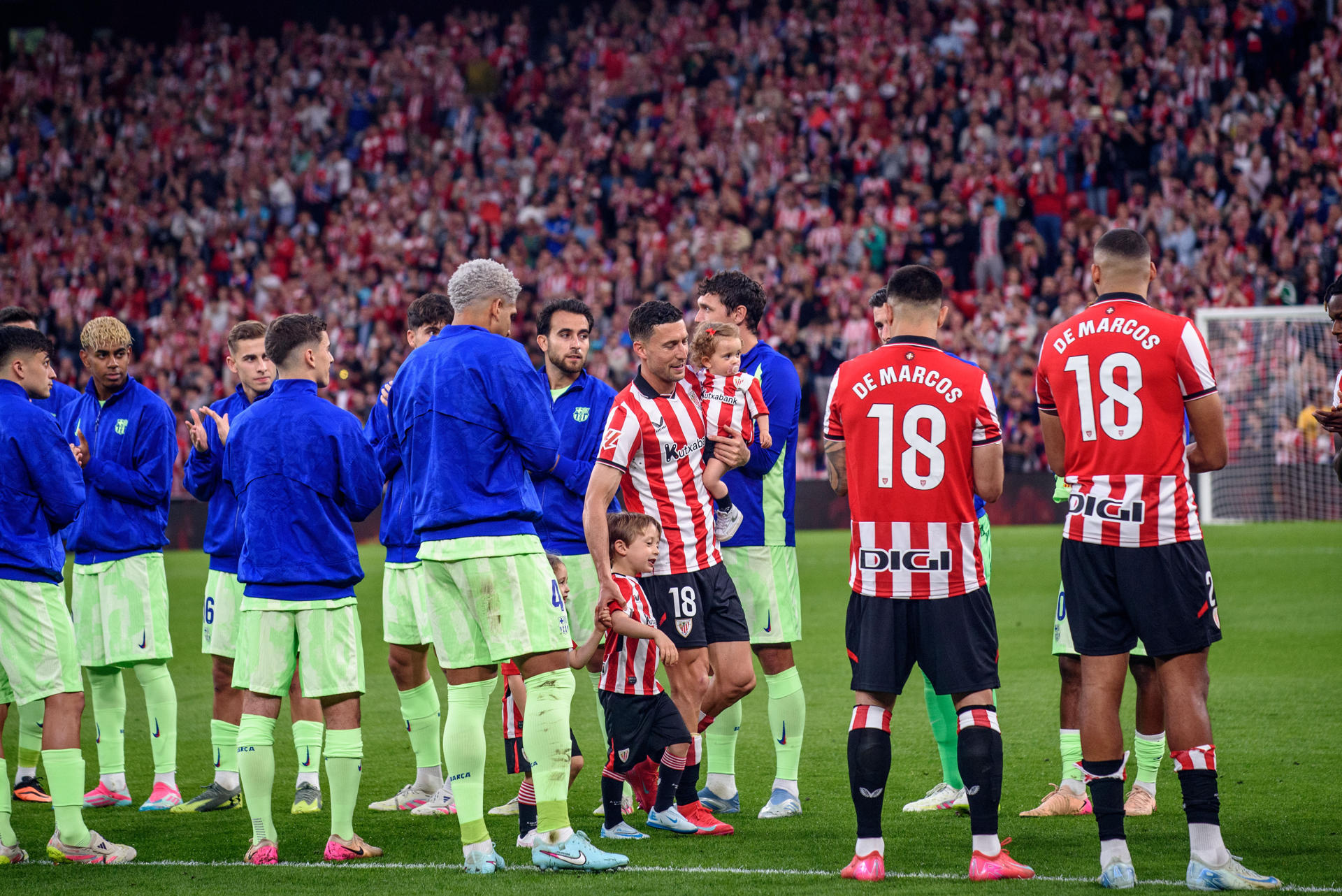 Homenaje del Athletic Club y el Barcelona al defensa Óscar de Marcos (c) que deja el fútbol tras 16 años en el club previo al partido de la última jornada de LaLiga EA Sports, entre el Athletic Club y el FC Barcelona, este domingo en el estadio de San Mamés. EFE/ Javier Zorrilla