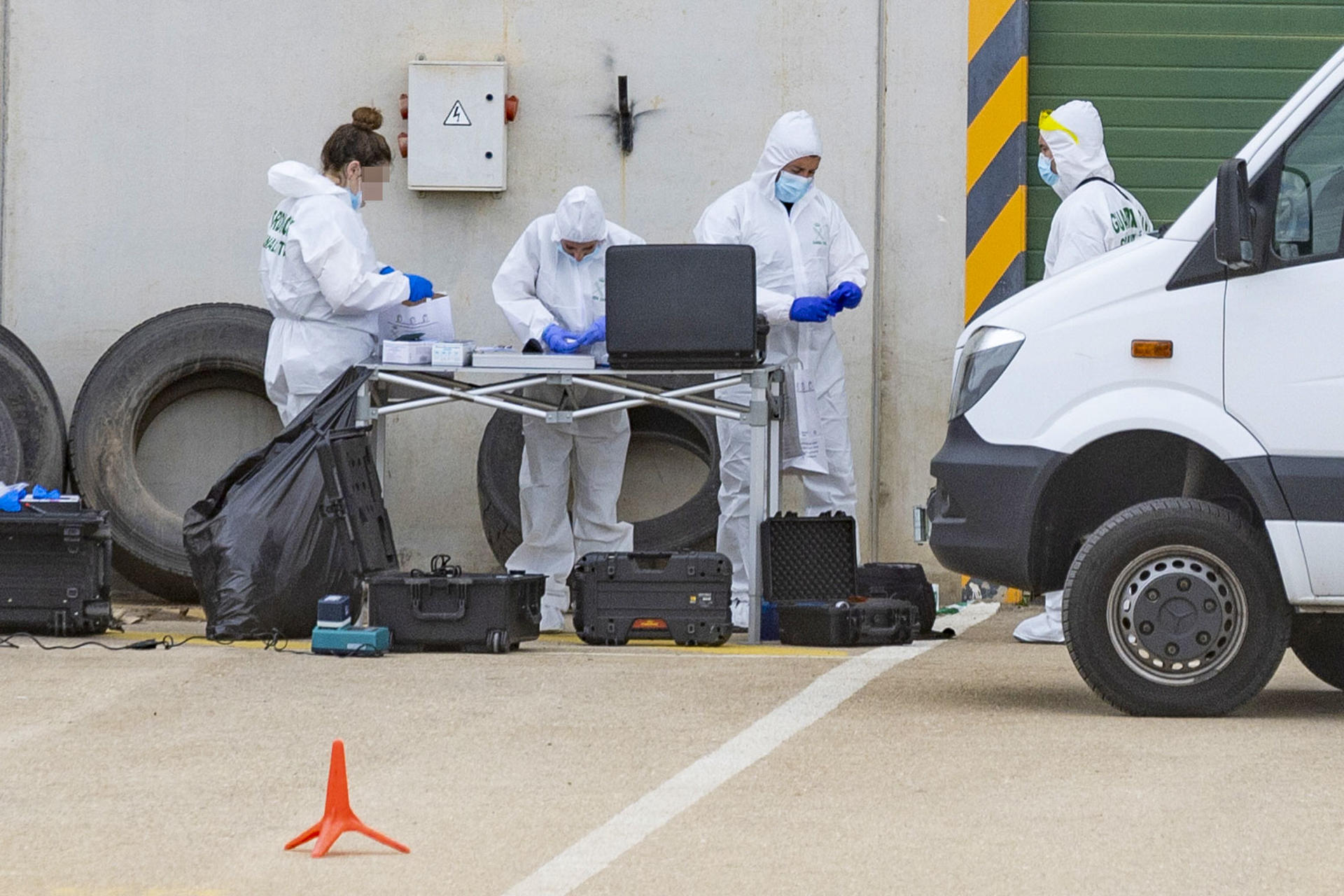 Agentes de la Guardia Civil realizaban este lunes labores de búsqueda de dos hombres desaparecidos en diciembre de 2024 en una nave industrial de gran tamaño del polígono industrial de Cabecicos Blancos, en Librilla (Murcia), propiedad de la empresa Porkytrans, inmersa en un concurso de acreedores desde 2018. EFE/Marcial Guillén