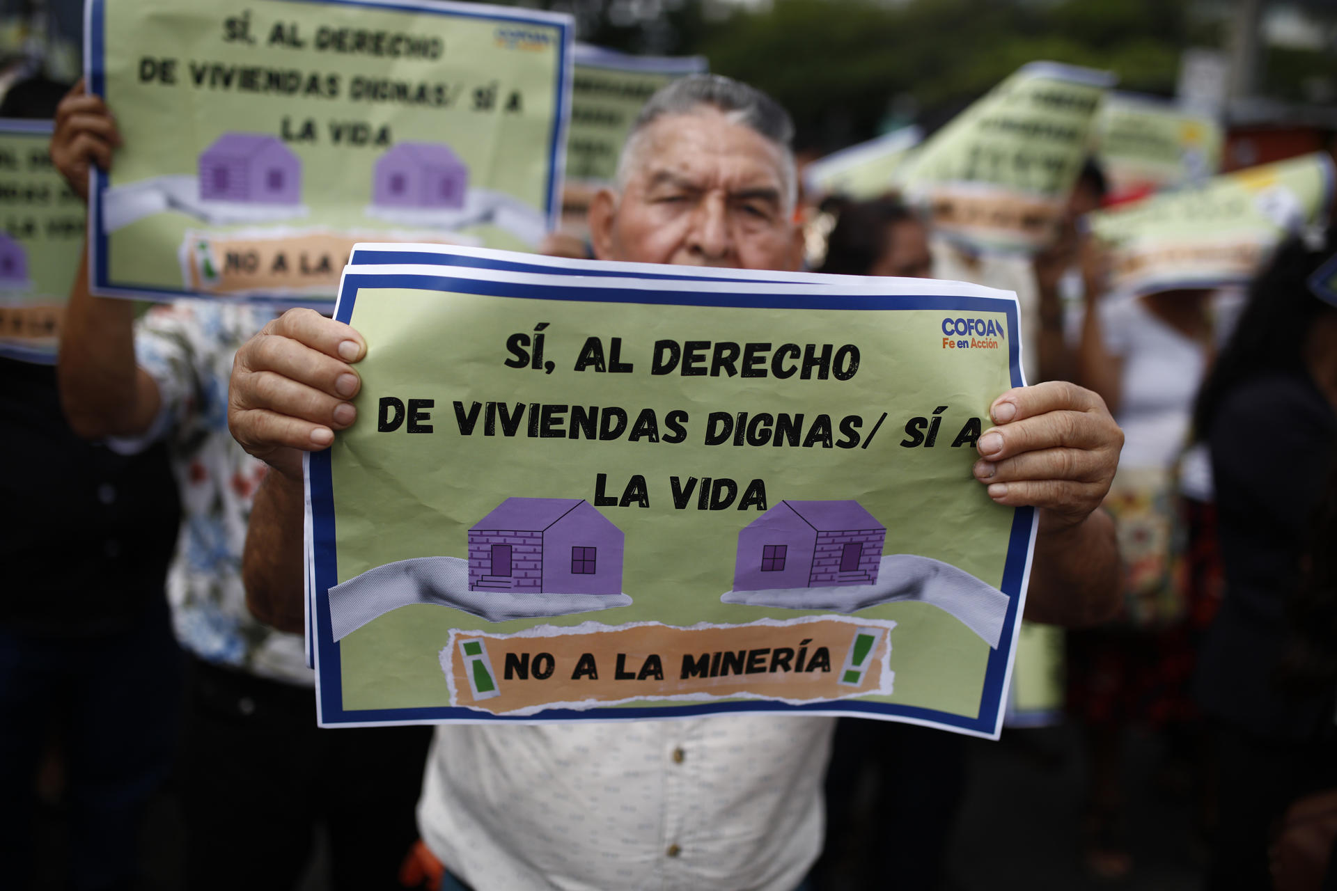 Un grupo de personas participa de una manifestación a las afueras de la Asamblea Legislativa este martes, en San Salvador (El Salvador). EFE/ Rodrigo Sura