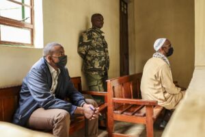 El sospechoso de terrorismo keniano Hussein Mohamed Abdille Ali (I), observa junto a su coacusado Mohammed Abdi Ali (D) durante una sesión judicial sobre los perpetradores del ataque terrorista de 2019 contra el complejo hotelero Dusit en Nairobi, que causó la muerte de 21 personas, en los tribunales de Kahawa en Kiambu, Kenia, el 22 de mayo de 2025. La jueza del Tribunal Superior Diana Mochache declaró culpables a los dos sospechosos, Hussein Mohamed Abdille Ali y Mohammed Abdi Ali, de 21 de los 22 cargos que se les imputaban. (Kenia) EFE/EPA/DANIEL IRUNGU