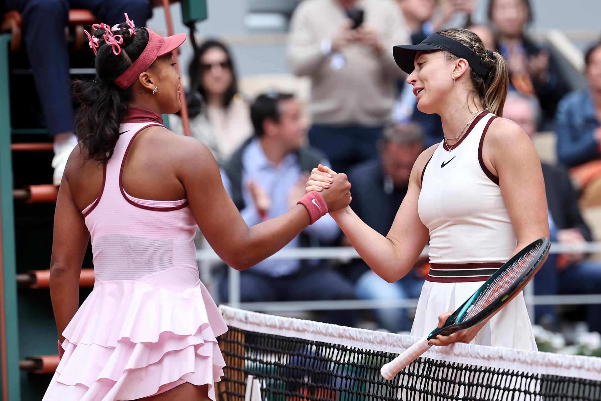 la española Paula Badosa, décima favorita, y la japonesa Naomi Osaka en Roland Garros. EFE/EPA/CHRISTOPHE PETIT TESSON