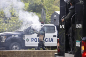 La Policía de la Unidad de Control de Multitudes de Panamá (UCM) custodia una zona en el sector de Viguí durante manifestaciones de indígenas, este martes en Santiago (Panamá). EFE/ Bienvenido Velasco