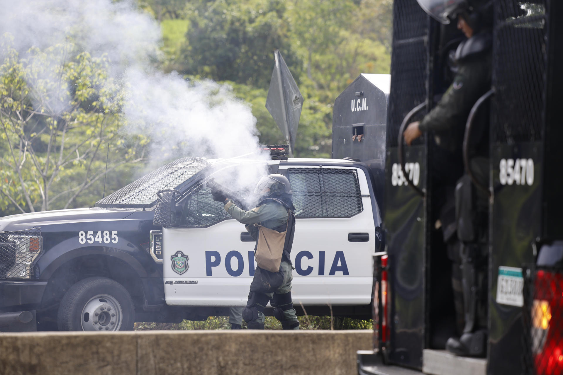 La Policía de la Unidad de Control de Multitudes de Panamá (UCM) custodia una zona en el sector de Viguí durante manifestaciones de indígenas, este martes en Santiago (Panamá). EFE/ Bienvenido Velasco