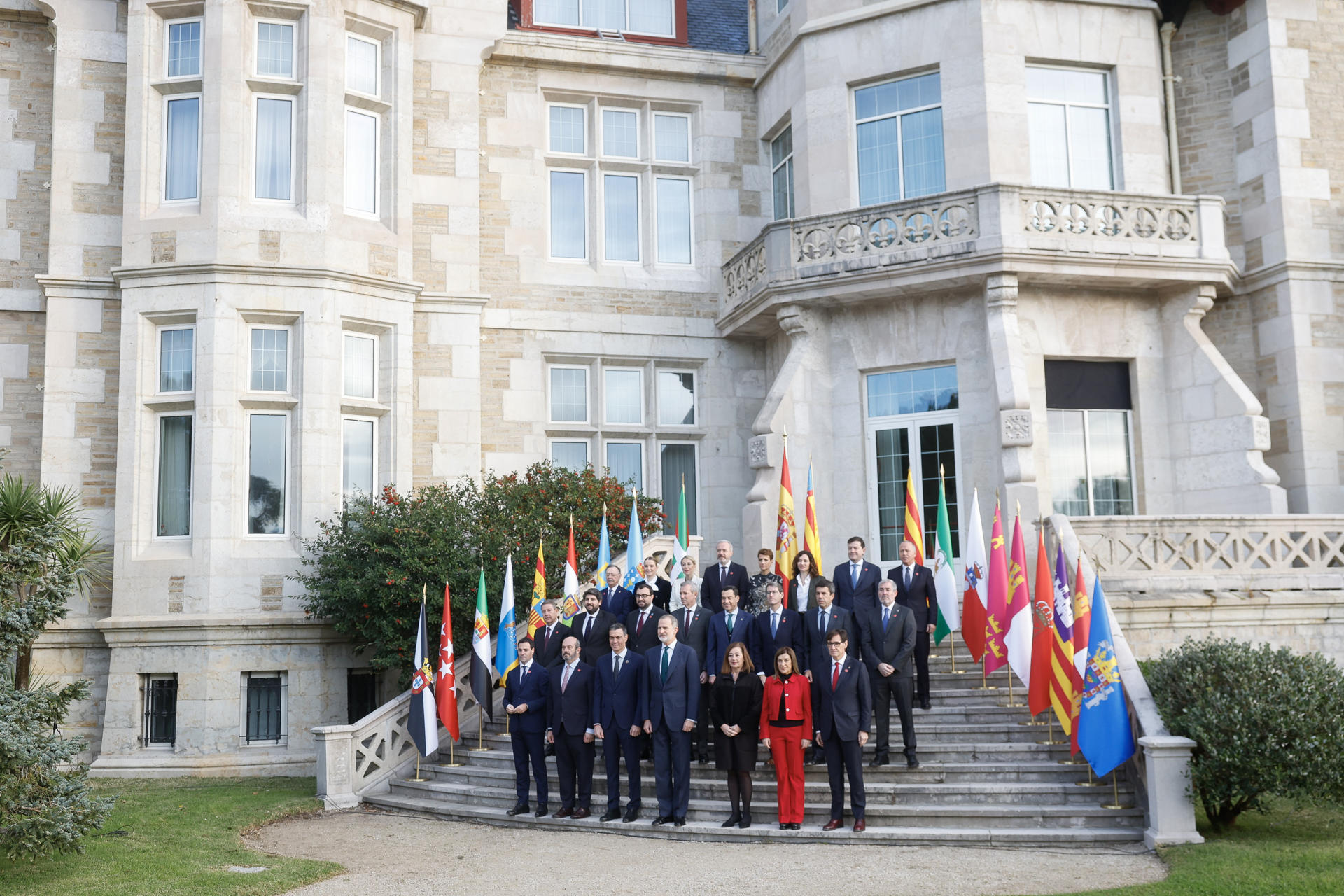Imagen de archivo de una foto de familia de la anterior Conferencia de Presidentes de Santander.. EFE/Javier Etxezarreta