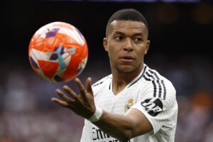 El delantero francés del Real Madrid Kylian Mbappé durante el partido de la jornada 38 de LaLiga EA Sports entre Real Madrid y Real Sociedad celebrado este sábado en el estadio Santiago Bernabéu de Madrid. EFE/ Daniel González