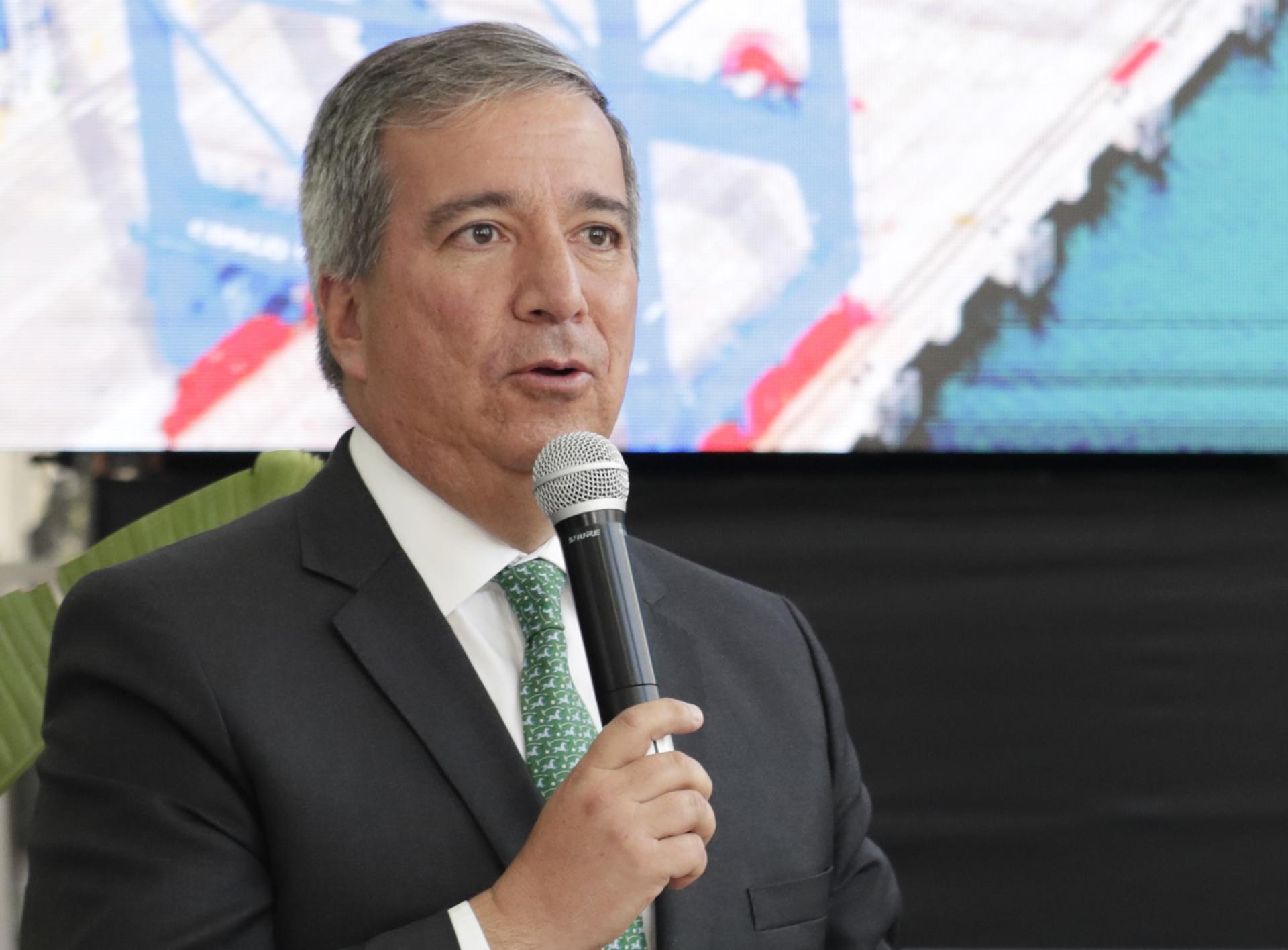 Fotografía de archivo del ministro de Transportes y Comunicaciones de Perú, Raúl Pérez Reyes, durante una rueda de prensa, en Lima (Perú). EFE/Carlos Ortega