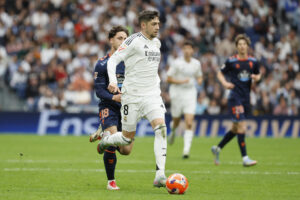 El centrocampista del Real Madrid Fede Valverde controla un balón en una imagen de archivo de esta temporada. EFE/ Ballesteros