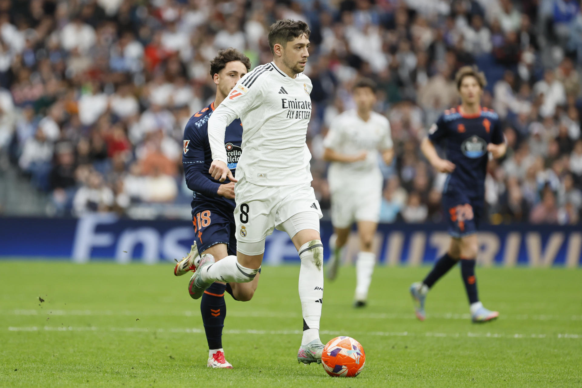 El centrocampista del Real Madrid Fede Valverde controla un balón en una imagen de archivo de esta temporada. EFE/ Ballesteros