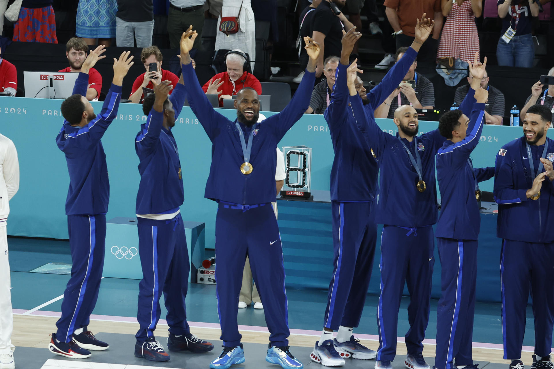 El equipo de Estados Unidos celebra con la medalla de oro de Baloncesto masculino, en París. EFE/ Juanjo Martin