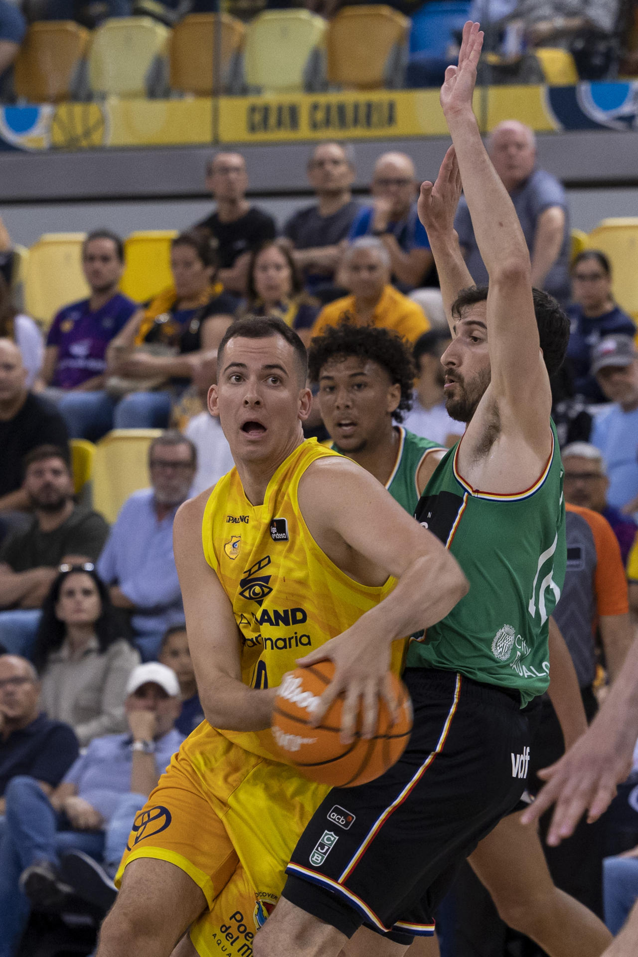 El alero del Dreamland Gran Canaria Miquel Salvó (i) intenta superar al base del Joventut Guillen Vives durante el partido de Liga Endesa de baloncesto que se disputó en el Gran Canaria Arena. EFE/Quique Curbelo