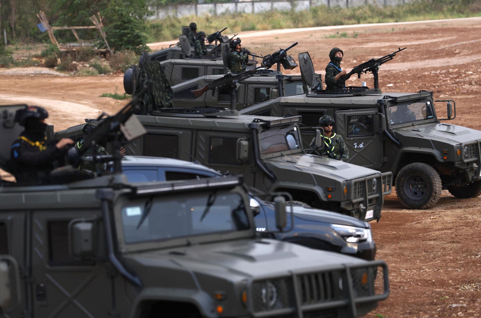 Fotografía de archivo de militares tailandeses cerca de la frontera con Birmania.
EFE/EPA/RUNGROJ YONGRIT