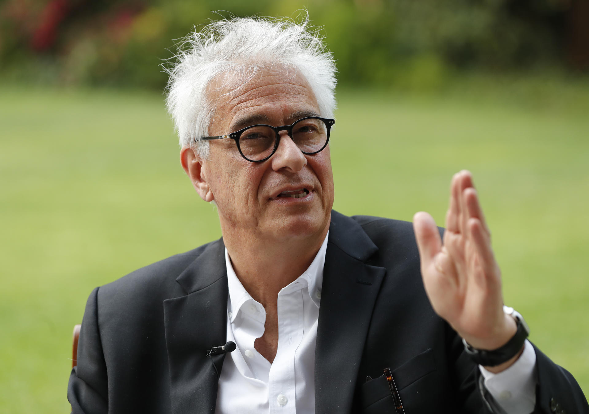 El escritor mexicano Jordi Soler habla este viernes durante una entrevista con EFE, en Ciudad de México (México).  EFE/ Mario Guzmán