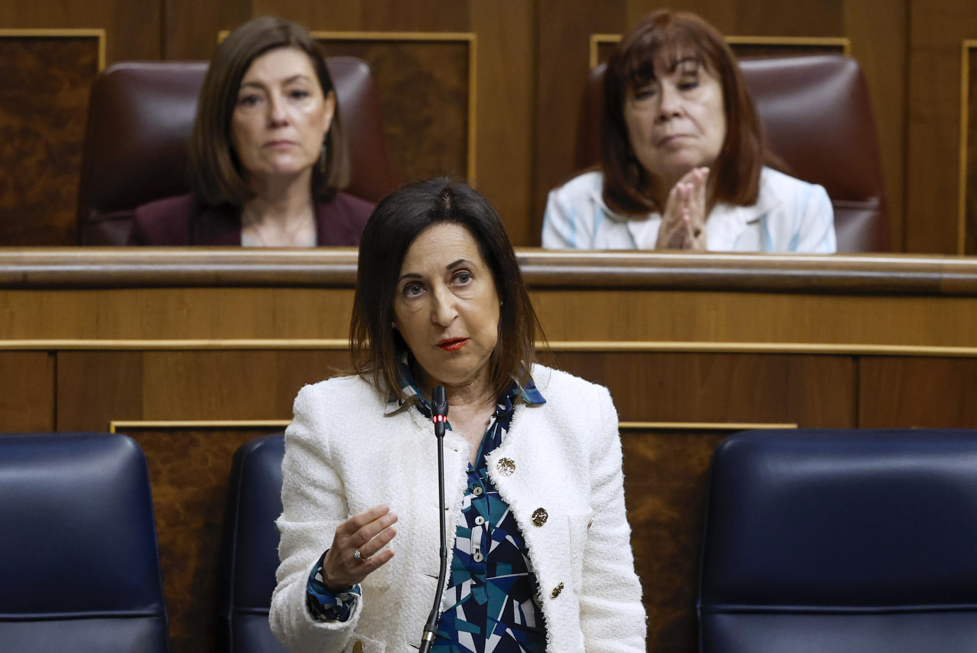 La ministra de Defensa, Margarita Robles, interviene durante la sesión de control al Gobierno que este miércoles celebra el Congreso. EFE/ Mariscal