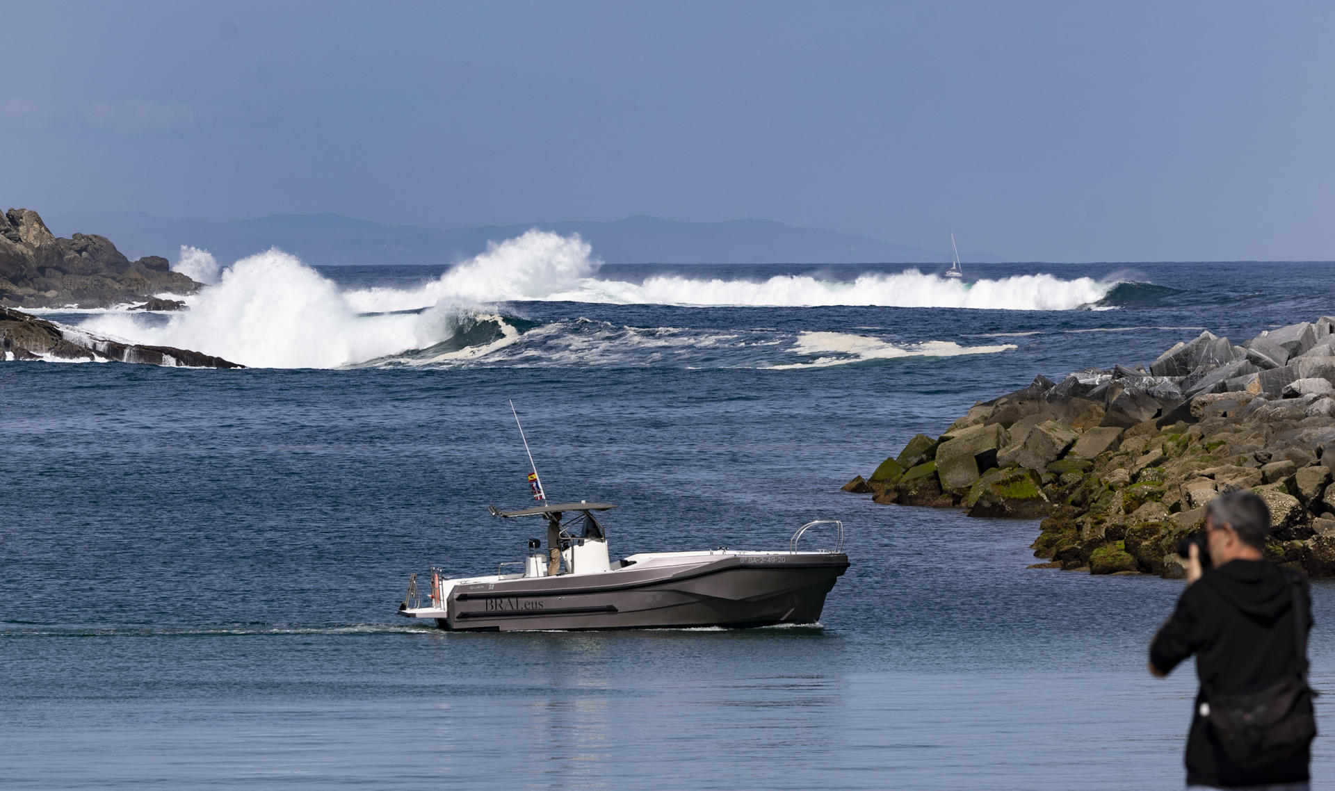 Un barco entra este martes al puerto de San Sebastián. EFE/Javier Etxezarreta
