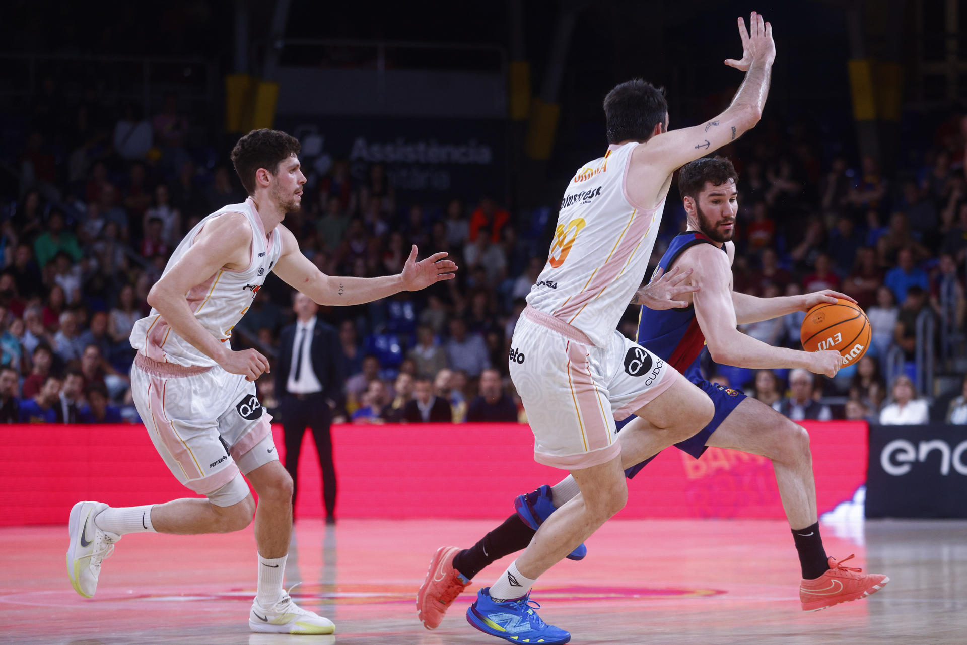 El escolta del FC Barcelona Darío Brizuela (d) lucha con el ala pivot del Hiopos Lleida Pierre Oriola (d) durante el partido de la jornada 31 de la Liga Endesa disputado en el Palau Blaugrana, este domingo. EFE/Quique García