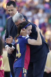 La centrocampista del Barcelona Aitana Bonmatí (i) se abraza con el presidente del club, Joan Laporta, tras la final de la Liga de Campeones Femenina UEFA, entre el Arsenal y el Barcelona, en el estadio José Alvalade de Lisboa (Portugal). EFE/ Toni Albir