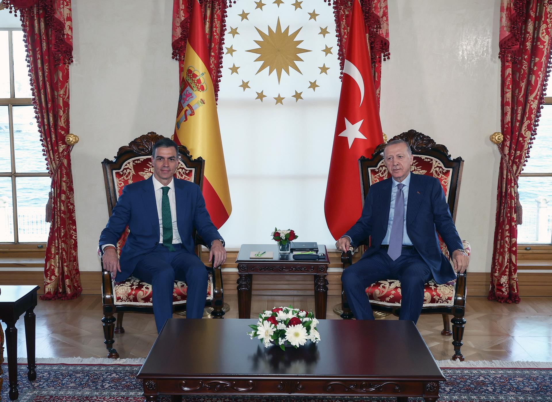 Una imagen proporcionada por la Oficina de Prensa Presidencial Turca muestra al presidente turco Recep Tayyip Erdogan (D) y al primer ministro español Pedro Sánchez (I) posando para una fotografía durante su reunión en Estambul, Turquía, el 23 de mayo de 2025. El primer ministro español se reúne con Erdogan en Estambul para discutir la situación en Gaza, en medio de la creciente presión sobre Israel, así como las perspectivas de paz en Ucrania. (España, Turquía, Ucrania, Estambul) EFE/EPA/OFICINA DE PRENSA PRESIDENCIAL TURCA DISTRIBUCIÓN DISTRIBUCIÓN USO EDITORIAL SOLAMENTE/NO VENTAS