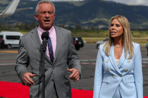 El secretario de Salud y Servicios Humanos de los Estados Unidos, Robert F. Kennedy Jr., habla junto a su esposa Cheryl Hines a su llegada este viernes, para participar en la investidura presidencial de Daniel Noboa, en Quito (Ecuador). EFE/José Jácome