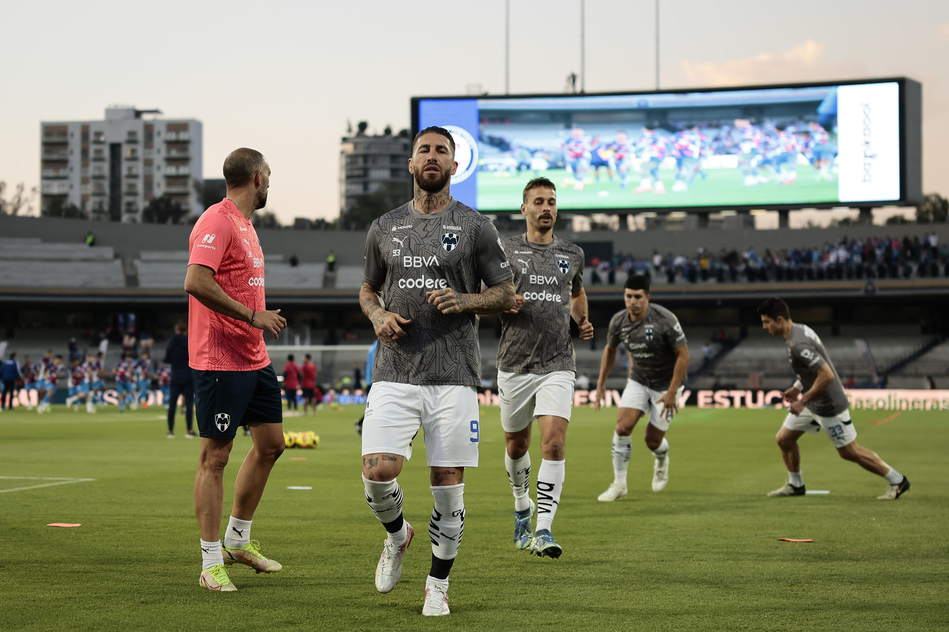 Sergio Ramos de Monterrey calienta previo a un encuentro en el Estadio Olímpico Universitario en Ciudad de México (México). Imagen de archivo. EFE/José Méndez