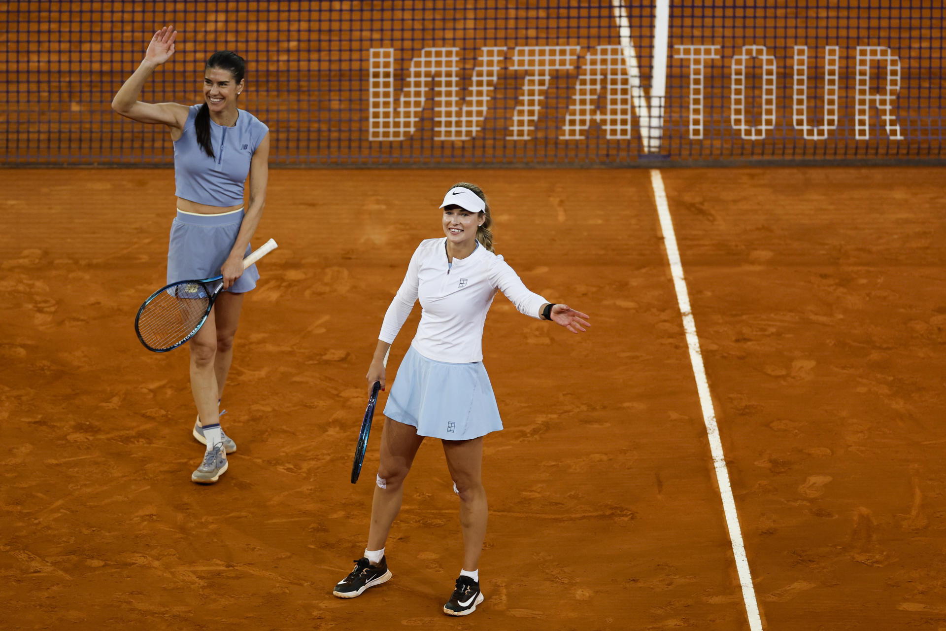 La pareja formada por las tenistas Anna Kalínskaya (d) y Sorana Cîrstea (i) celebran la victoria ante las tenistas Veronika Kudermétova y Elise Mertens en la final de dobles femenina del Mutua Madrid Open de tenis disputada en la Caja Mágica, en Madrid, este domingo. EFE/ Sergio Pérez