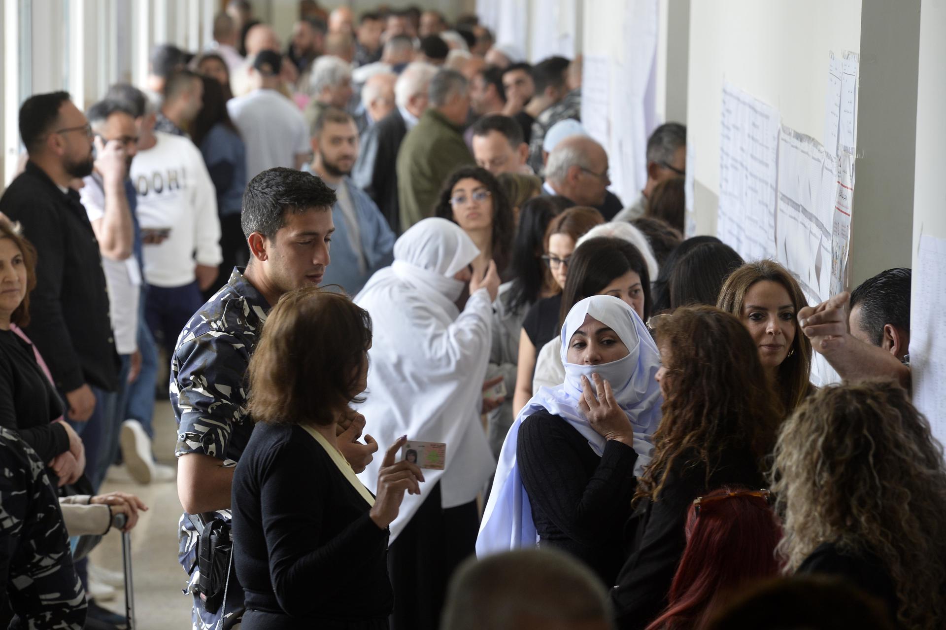 Un grupo de libaneses espera en fila para votar en un centro electoral en Baakline. EFE/EPA/WAEL HAMZEH