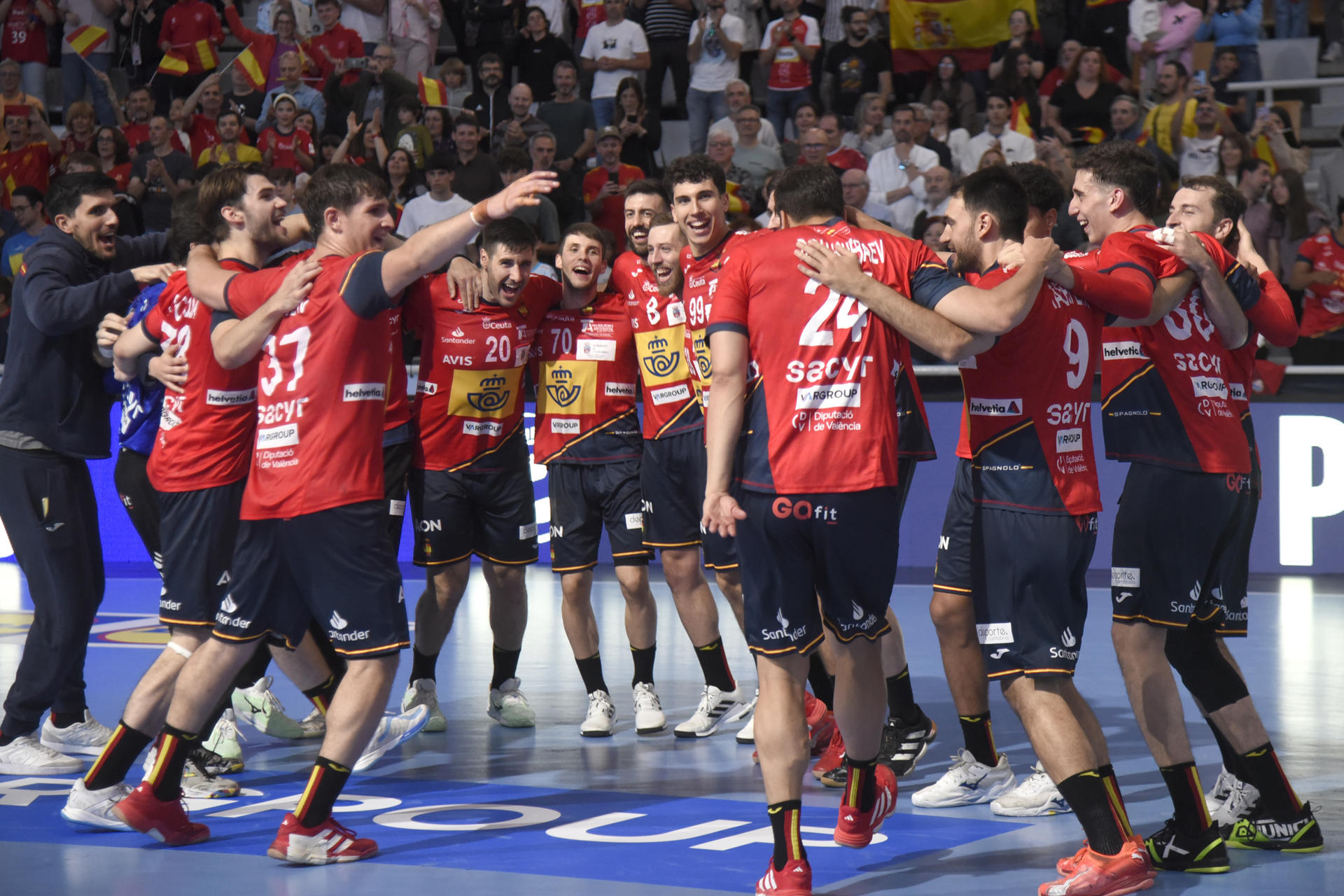 Los jugadores de la seleccion española celebran su victoria tras el partido de la selección Española de balonmano contra la selección de Letonia, este domingo en Huesca.-EFE/ Javier Blasco
