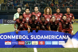 Jugadores de Mushuc Runa posan en un partido de la fase de grupos de la Copa Sudamericana. EFE/Elvis Gonzalez