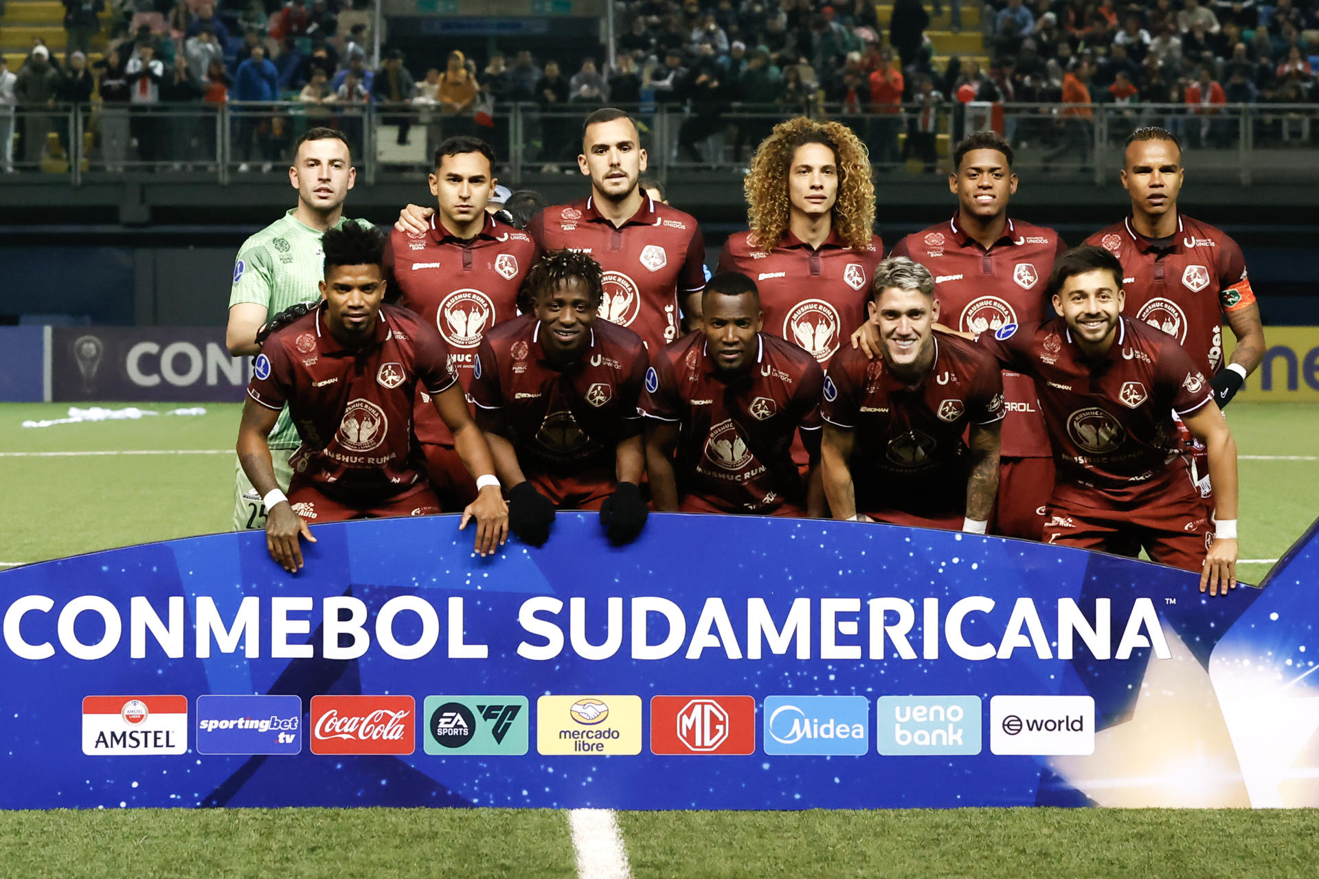 Jugadores de Mushuc Runa posan en un partido de la fase de grupos de la Copa Sudamericana. EFE/Elvis Gonzalez