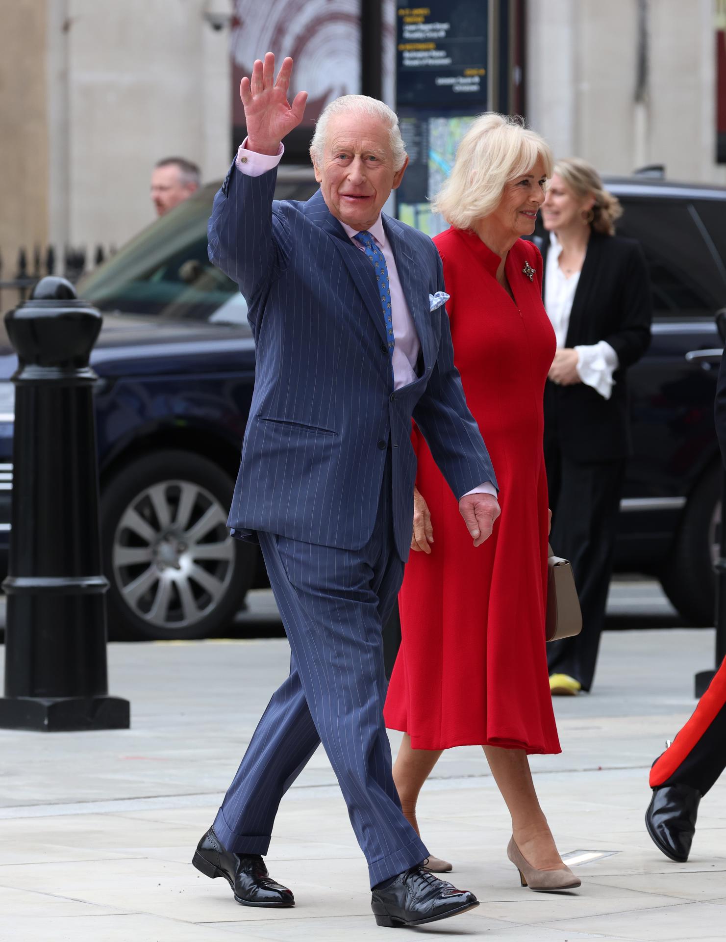 El rey Carlos III y la reina Camila de Gran Bretaña llegan a la National Gallery de Londres, el 6 de mayo de 2025. l ala Sainsbury, recientemente renovada. (Reino Unido, Londres) EFE/EPA/ANDY RAIN