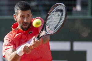 Novak Djokovic de Serbia en acción contra Cameron Norrie de Gran Bretaña durante su partido de semifinales masculino en el torneo de tenis Abierto de Ginebra. EFE/EPA/MARTIAL TREZZINI
