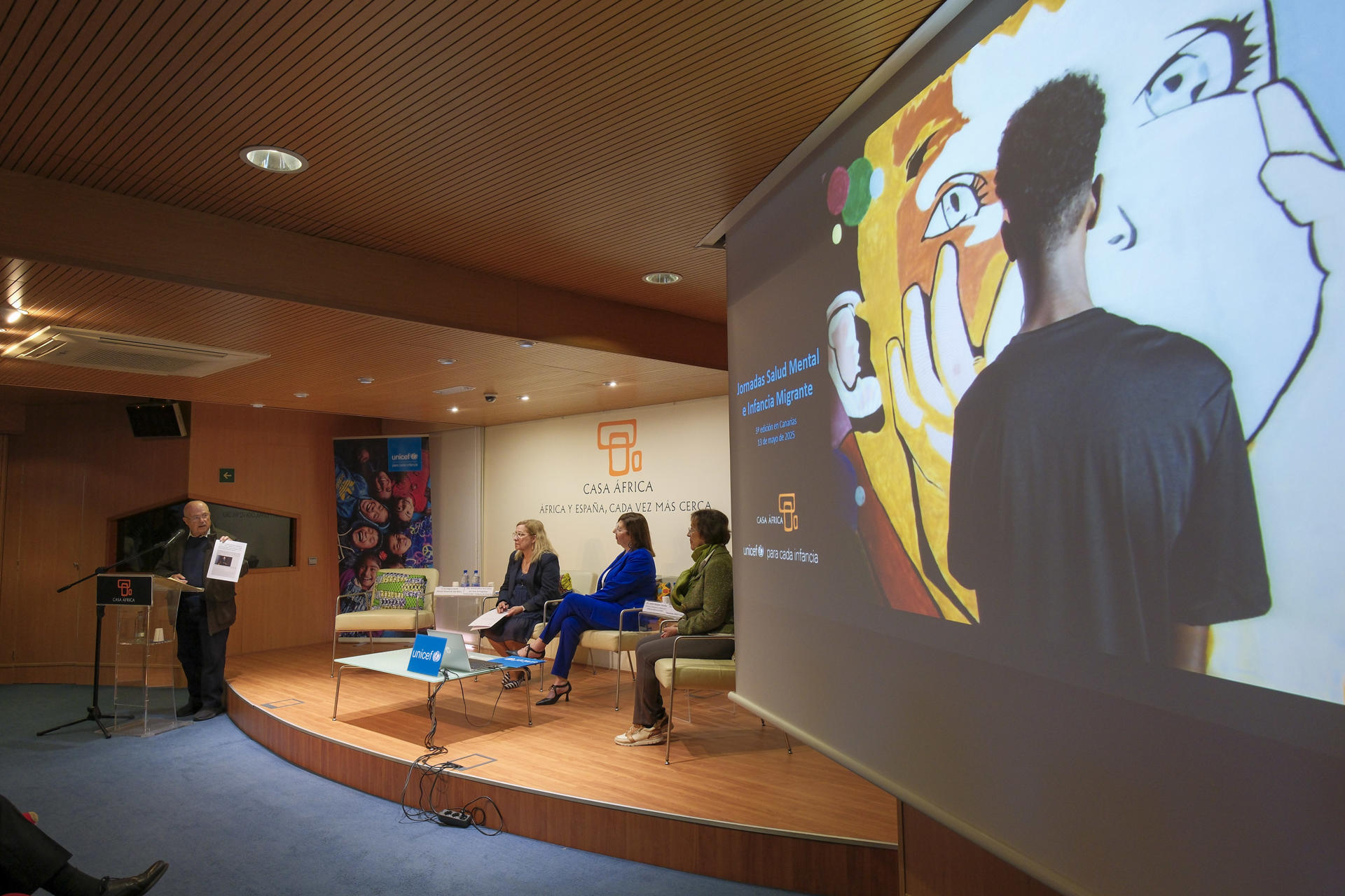Casa África y UNICEF han celebrado este martes en Las Palmas de Gran Canaria una jornada sobre la atención a la salud mental de los menores que arriesgan la vida en la Ruta Canaria para llegar en patera a España. En la imagen, el director de Casa África, José Segura (i), abre los debates. EFE/Ángel Medina G.