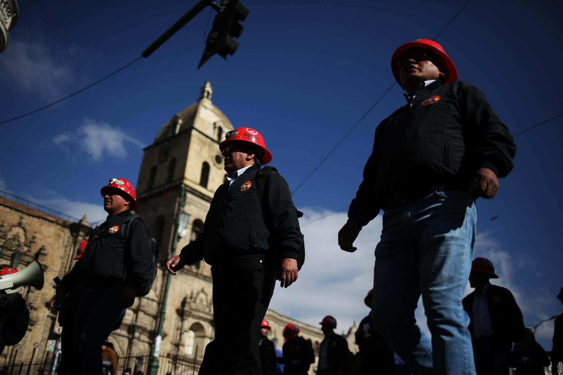 Un grupo de trabajadores fue captado este jueves, 1 de mayo, al marchar con motivo del Día Internacional del Trabajo por las calles de La Paz (Bolivia). EFE/Luis Gandarillas