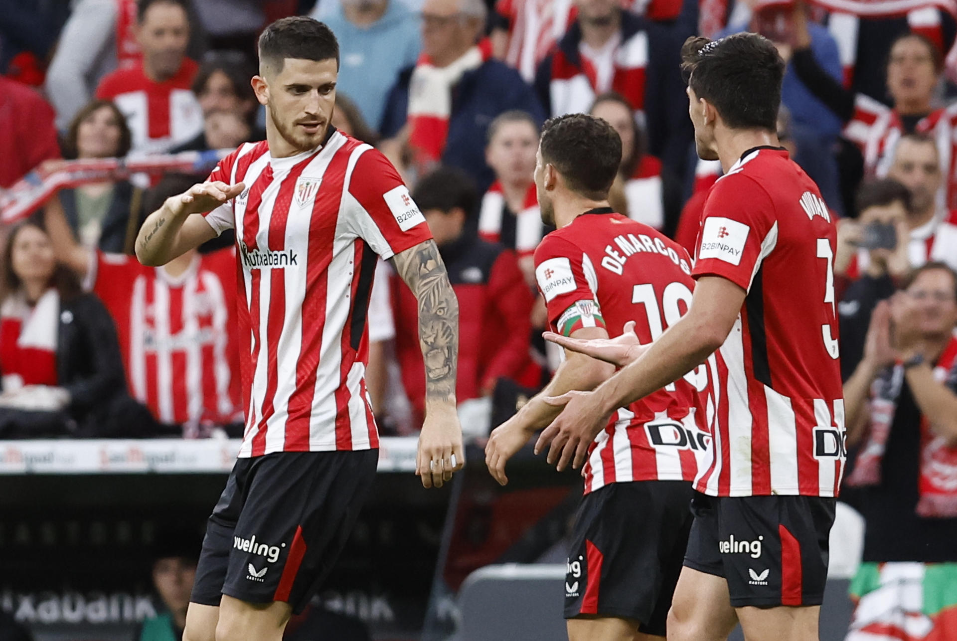 BILBAO, 11/05/2025.- Los jugadores del Athletic Club celebran el primer gol de su equipo durante el encuentro correspondiente a la jornada 35 de Laliga EA Sports que disputan hoy domingo Athletic Club y Alavés en el estadio de San Mamés, en Bilbao. EFE / Miguel Toña.