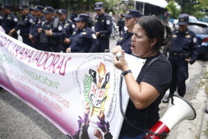 Personas participan en una manifestación este jueves, en Colón (El Salvador). EFE/ Rodrigo Sura