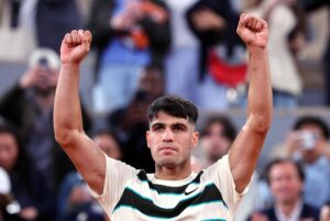El español Carlos Alcaraz celebra su triunfo tras ganar su partido de segunda ronda masculina contra el húngaro Fabian Marozsan, durante el Grand Slam Abierto de Francia en Roland Garros en París, Francia, este miércoles.-EFE/ Christophe Petit Tesson