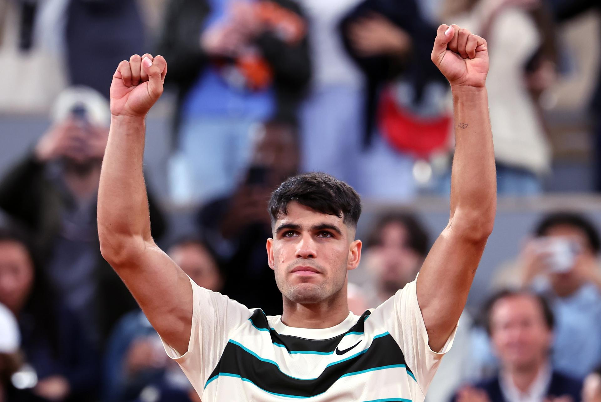 El español Carlos Alcaraz celebra su triunfo tras ganar su partido de segunda ronda masculina contra el húngaro Fabian Marozsan, durante el Grand Slam Abierto de Francia en Roland Garros en París, Francia, este miércoles.-EFE/ Christophe Petit Tesson